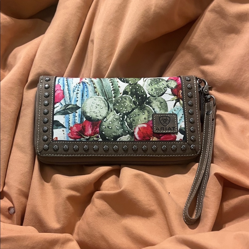 Ariat Women's Cactus Floral Wallet. LIKE NEW.